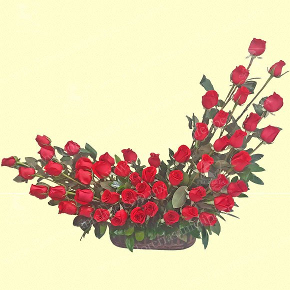Arreglo Floral Medialuna Con 50 Rosas Rojas